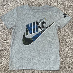 Nike boys size 6/M camo graphic tee